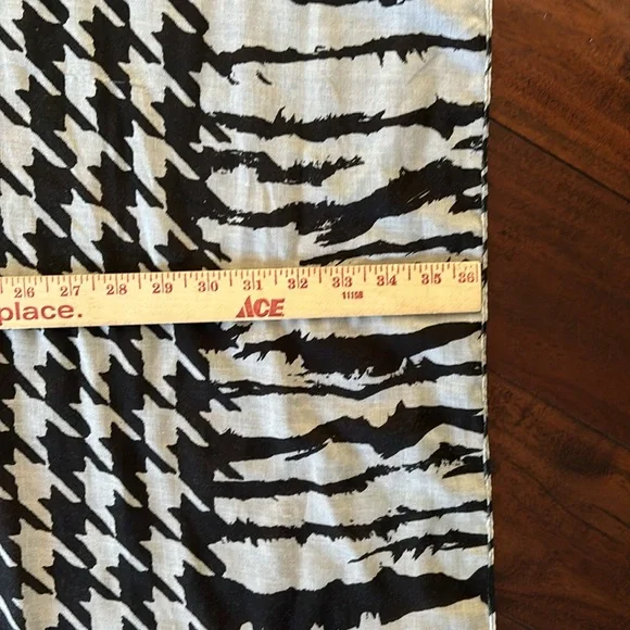 Express | houndstooth patterned polyester scarf wrap - Picture 8 of 11